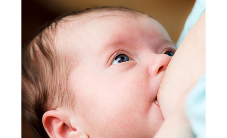 Nuôi con bằng sữa mẹ và tiêm phòng làm giảm nguy cơ nhiễm trùng tai ở trẻ