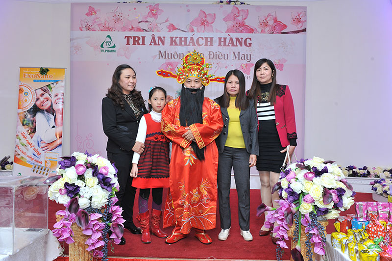 Khach hang chup anh cung Than Tai