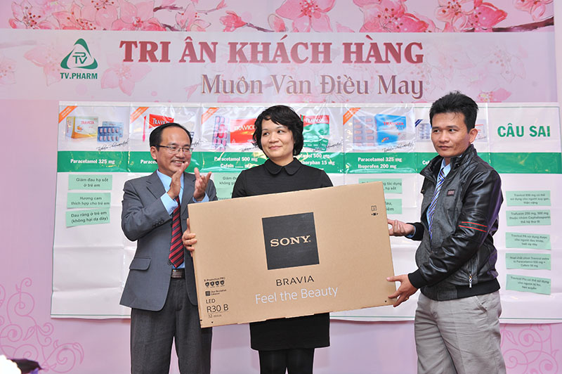 Ong Nguyen Thanh Si trao Giai Nhat