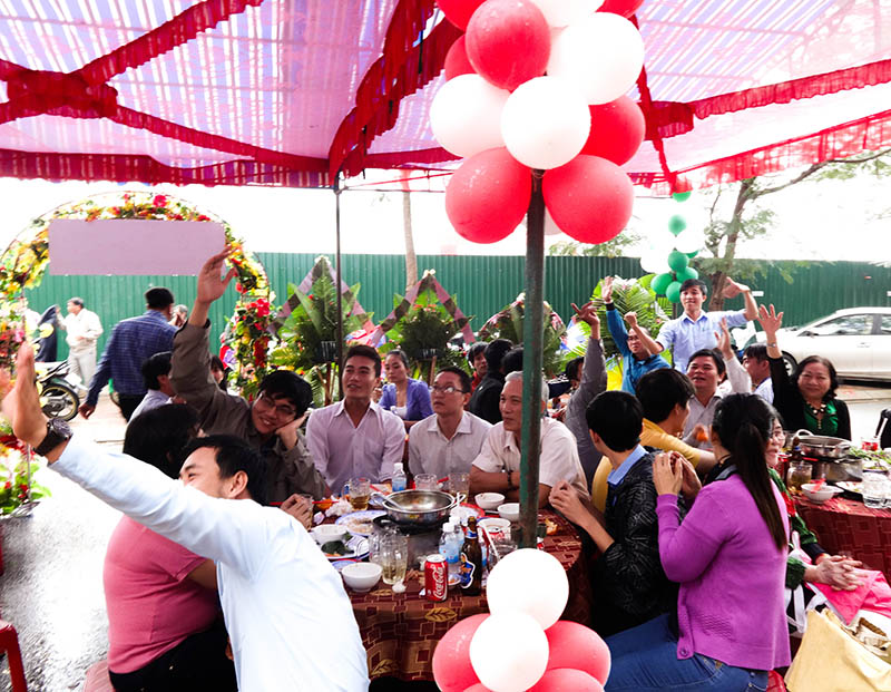 Khach hang hao hung tham gia tro choi