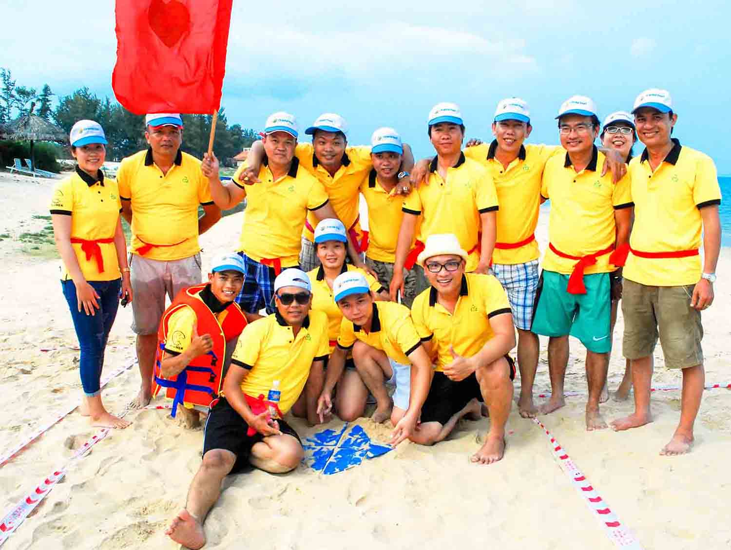 06. Cac anh em tham gia tro choi Hinh Vuong Bi An